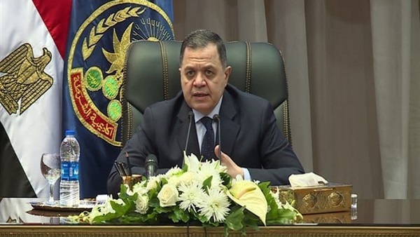   وزير الداخلية يتابع مع مساعديه سير العملية الانتخابية