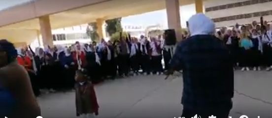   شاهد| فتيات إحدى المدارس ترقصن على أنغام «بنت الجيران» فى طابور الصباح