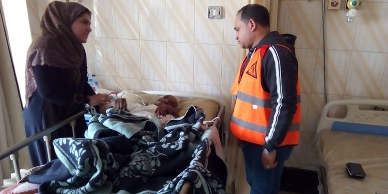   فريق التدخل السريع ينفذ مسن مريض بلا مأوى من الشارع ويعيدة لأهله