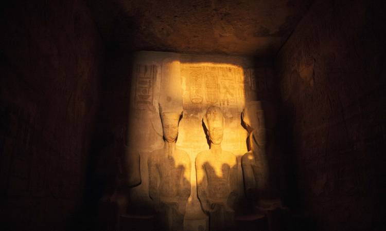   بحضور ٥ آلاف سائح..محافظ أسوان يشهد ظاهرة تعامد الشمس على وجه رمسيس الثانى بـ «معبد أبو سمبل»