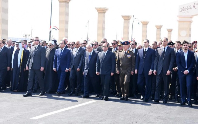   صور || الرئيس السيسى يتقدم الجنازة العسكرية لمبارك ويعزى أسرته