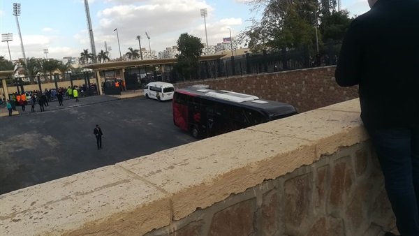   لاعبو الأهلى يصلون ملعب استاد القاهرة | صور