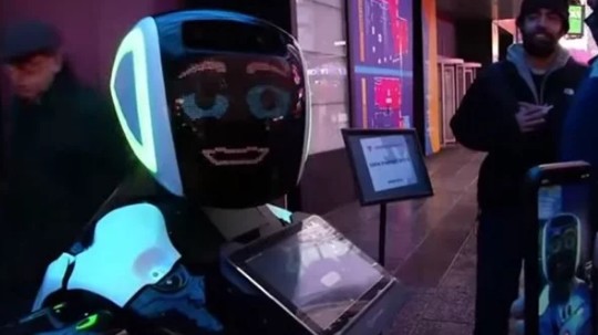   شاهد|| روبوت بشوارع نيويورك للكشف عن فيروس كورونا