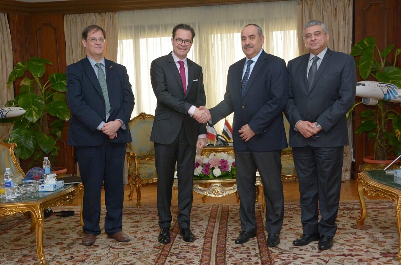   وزير الطيران المدني يلتقي سفير فرنسا بالقاهرة