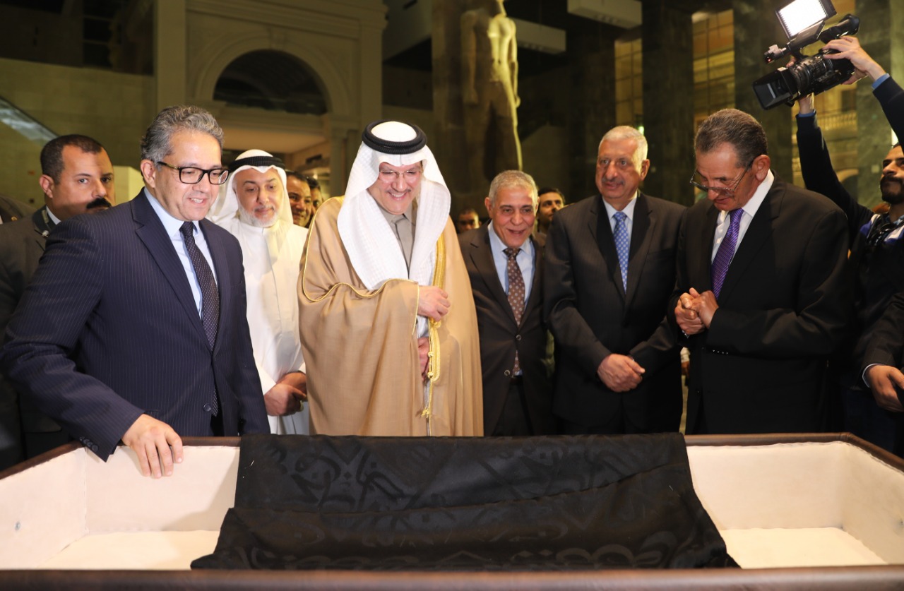   مصر تتسلم جزءًا من كسوة الكعبة لعرضه بمتحف العاصمة الإدارية