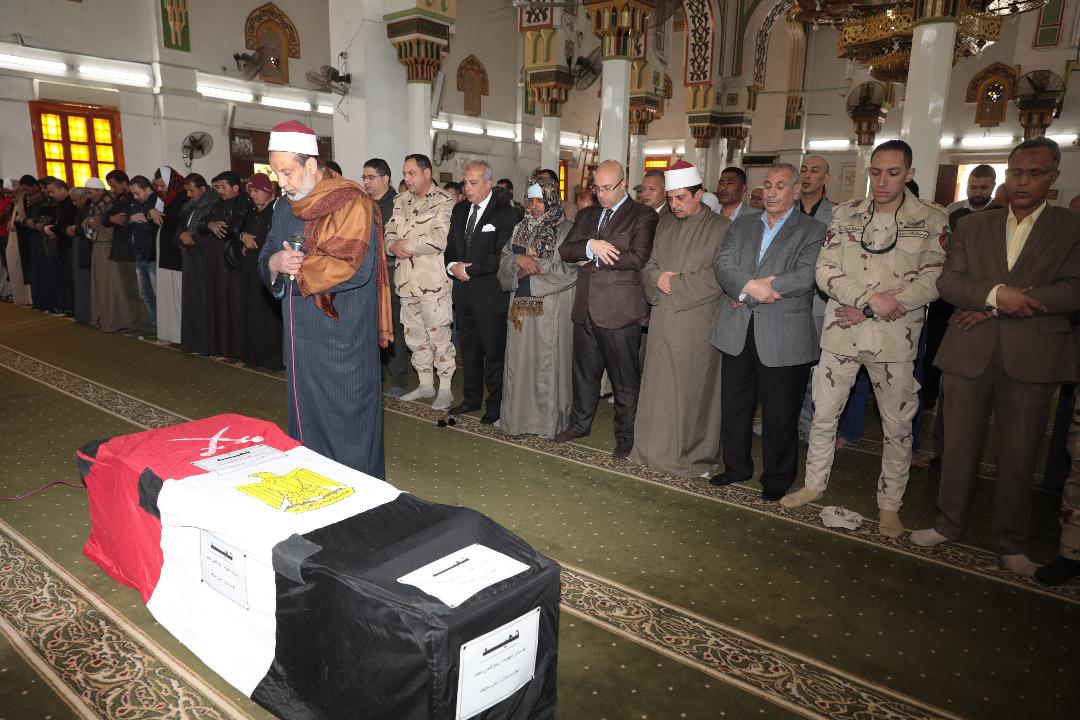   محافظ بني سويف يتقدم الجنازة العسكرية لشهيد  الواجب من القوات المسلحة ويؤكد الشهداء وطنهم لن ينساهم