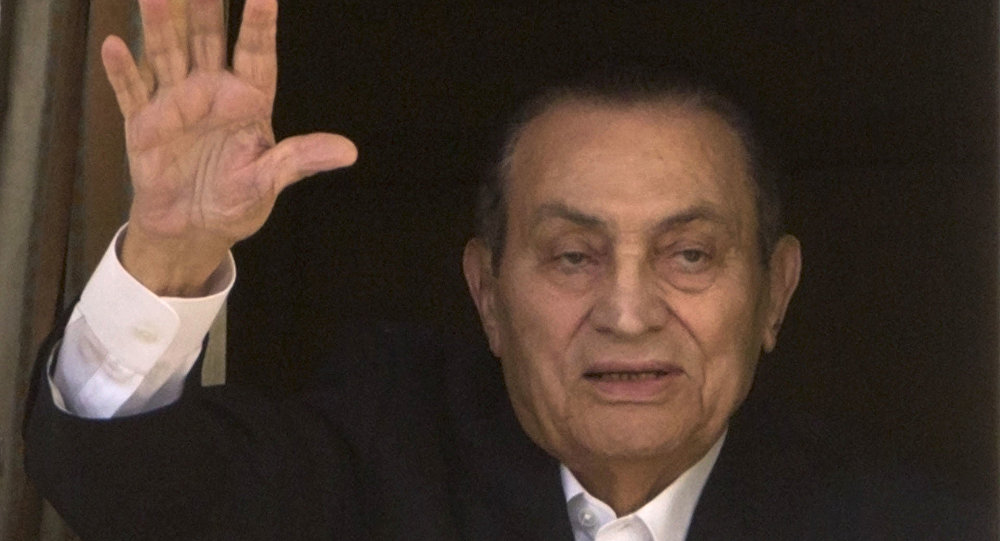  نقل جثمان الرئيس الأسبق محمد حسنى مبارك عبر طائرة من مسجد المشير إلى المقابر