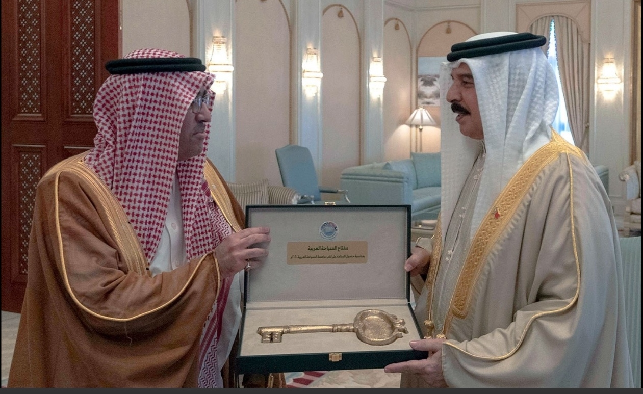   ملك البحرين يتسلم مفتاح السياحة العربية لعام ٢٠٢٠ من رئيس المنظمة العربية للسياحة