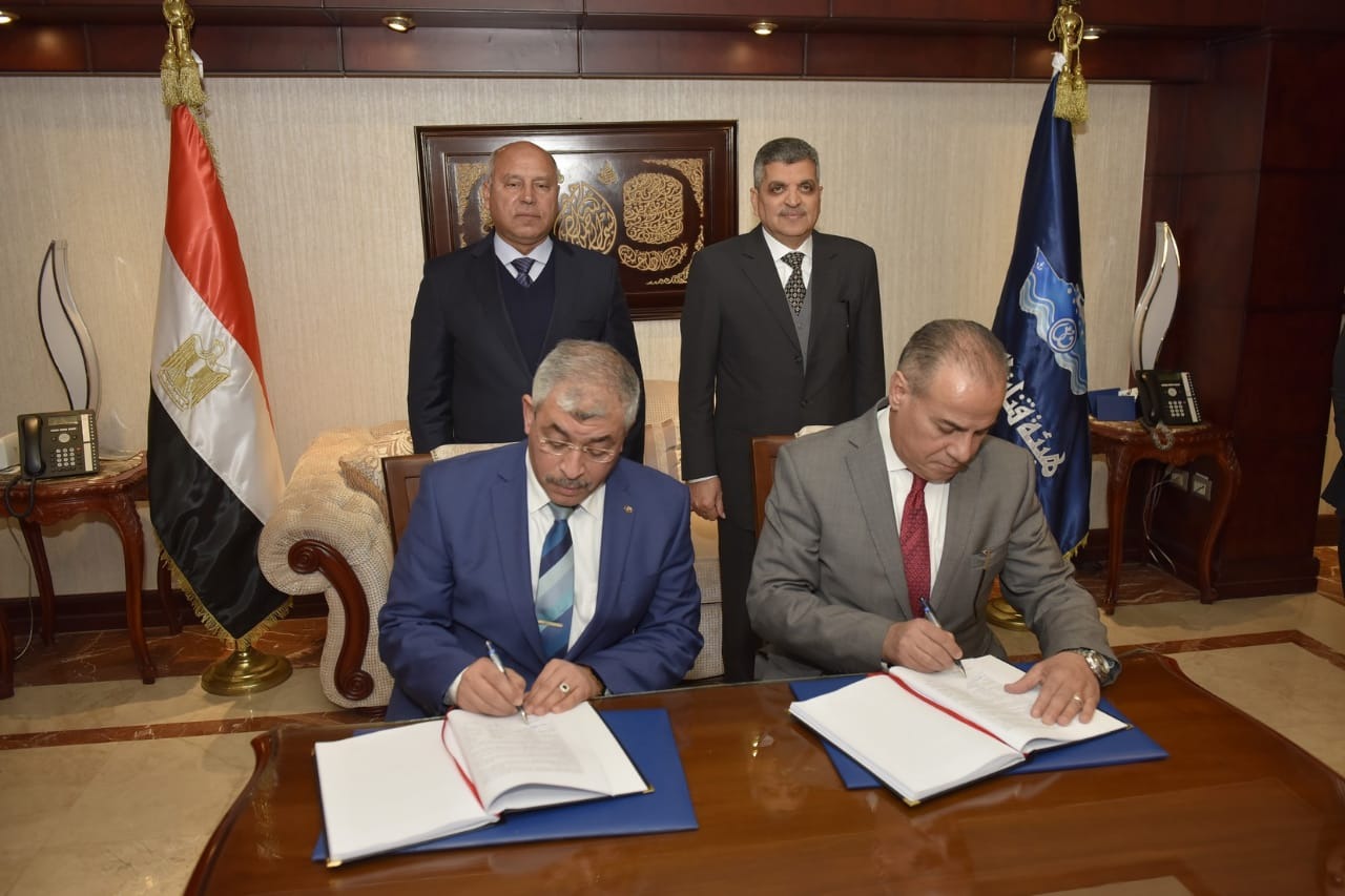   وزير النقل ورئيس هيئة قناة السويس يشهدان توقيع عقد الإلتزام الخاص بالمحطة متعددة الأغراض بميناء الإسكندرية