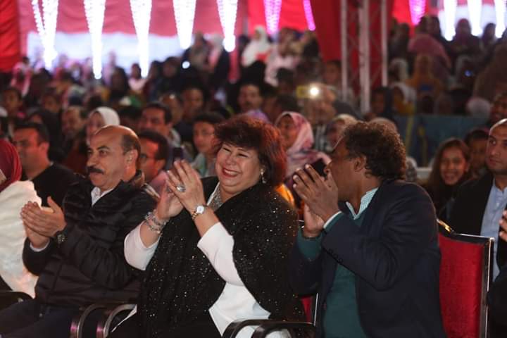   وزيرة الثقافة ومحافظ اسوان يتابعان احتفالات التعامد بالسوق الشعبي