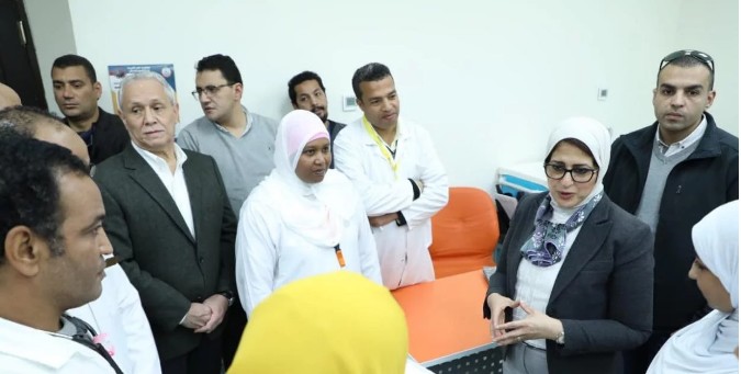   وزيرة الصحة للفريق الطبى بمستشفى العديسات: أوصيكم بالمرضى
