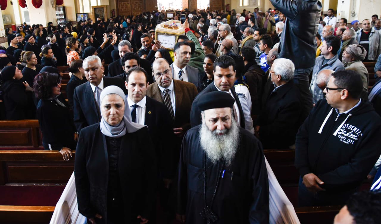   بالصور||وزيرة التضامن تتقدم جنازة ضحايا «منطقة الزرايب»