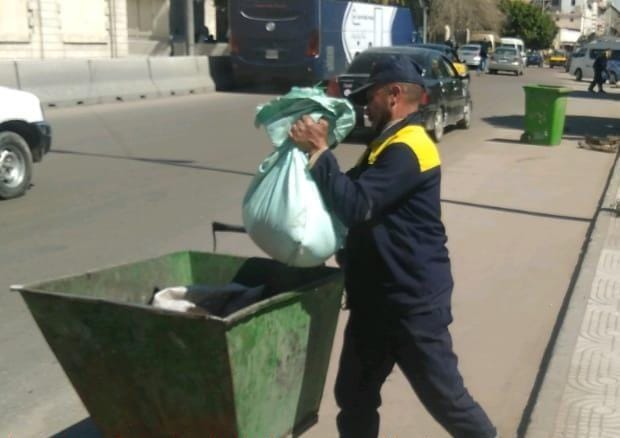   سر حزن عمال النظافة بالإسكندرية وإدارة الشركة تتدخل لإنقاذ الموقف