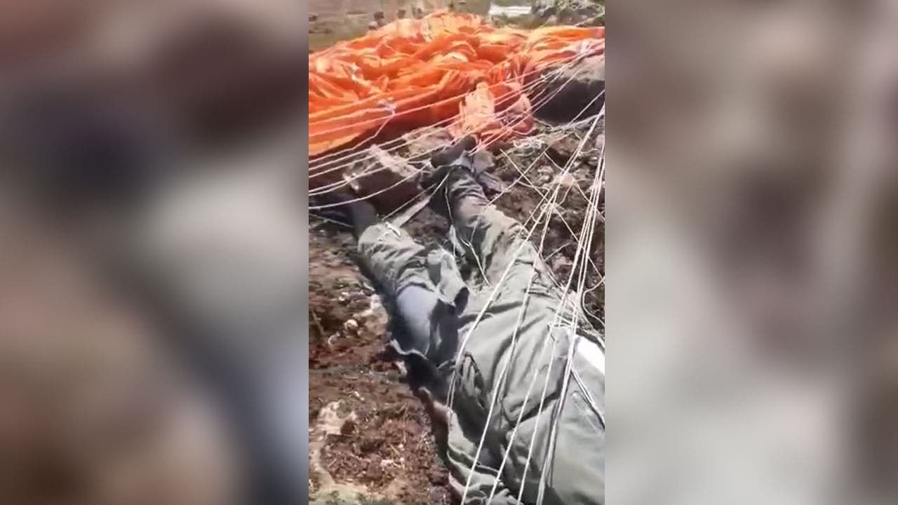   الجنود الأتراك مثلوا بجثة طيار سورى بعد أن أسقطوا طائرته فى أدلب