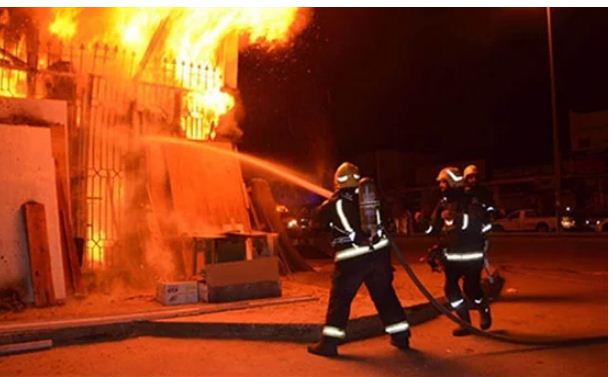   الدفع بـ 8 سيارات إطفاء للسيطرة على حريق هائل بمصنع مراتب بالعبور| شاهد