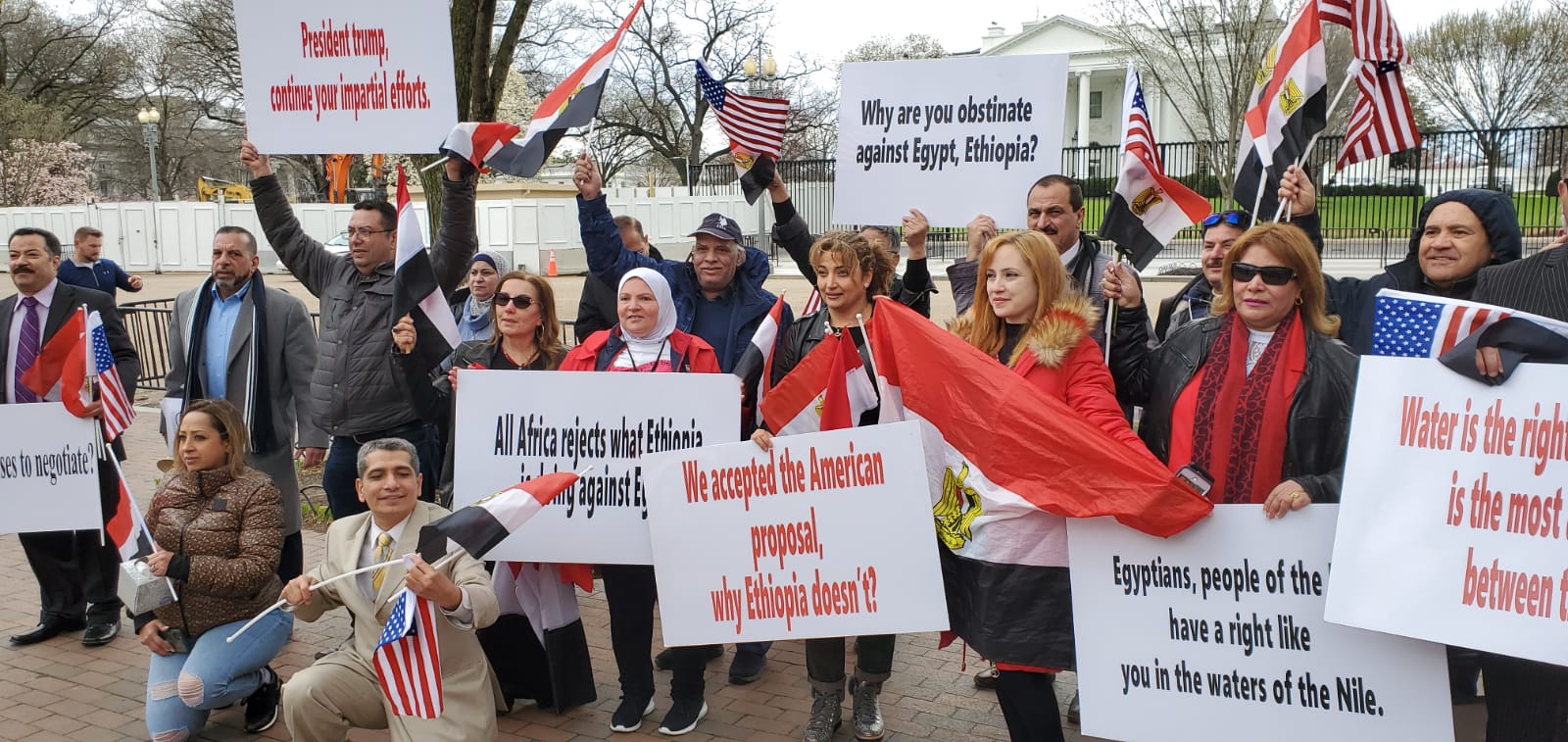   بالصور|| الجالية المصرية في واشنطن تحتشد أمام البيت الأبيض دعمًا لمصر فى مفاوضات سد النهضة