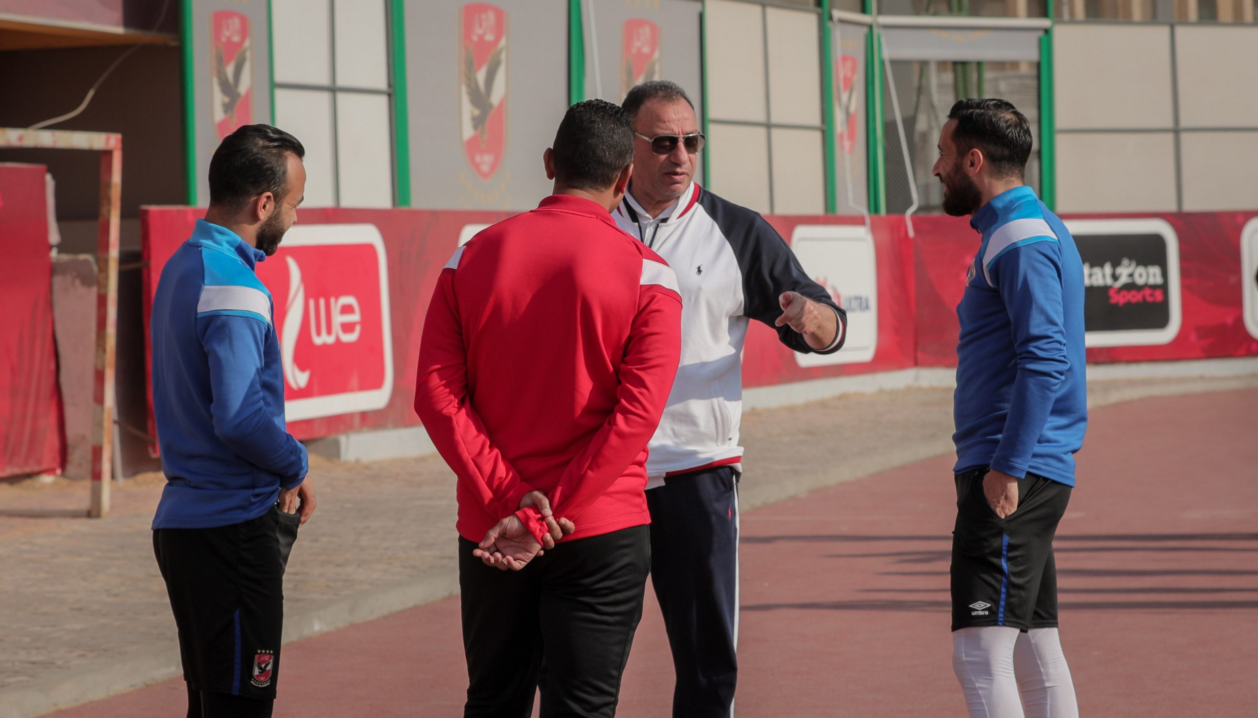 الخطيب يؤازر اللاعبين فى مران جنوب أفريقيا