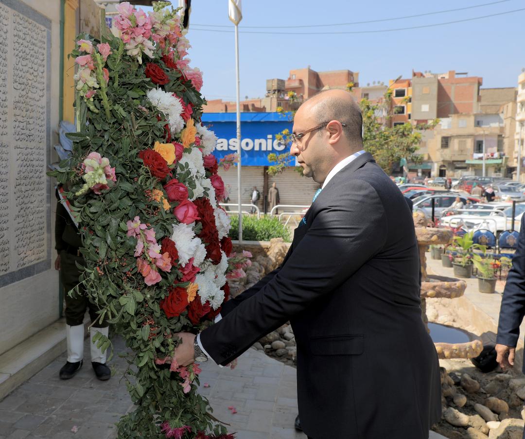     بمناسبة العيد القومي لـ بني سويف.. المحافظ يضع إكليل الزهور على النصب التذكاري لقبر الجندي المجهول