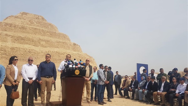   رئيس الوزراء يلتقط صورة تذكارية مع سفراء الدول تحت سفح هرم زوسر