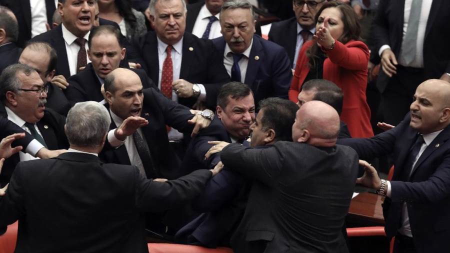   مشاجرة واشتباكات داخل البرلمان التركي اعتراضًا على سياسة أردوغان في سوريا وليبيا| فيديو