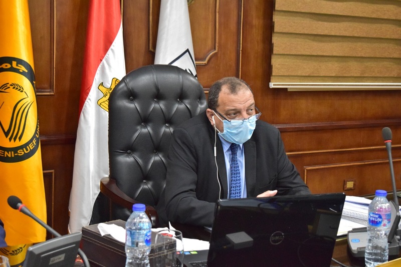   رئيس جامعة بنى سويف يعلن تصنيع 20 ألف ماسك للأطقم الطبية والعاملين لمواجهة فيروس كورونا