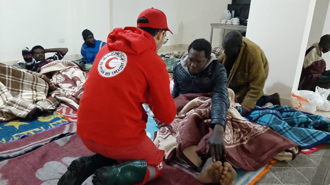   الهلال الأحمر ينقذ ٣٧ من اللاجئين الأفارقة
