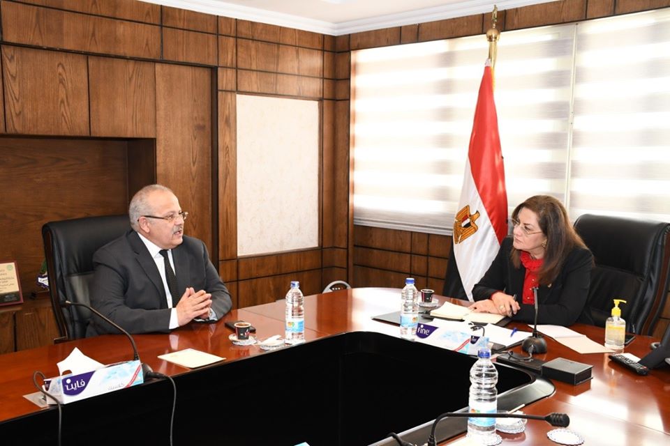   وزيرة التخطيط تلتقي برئيس جامعة القاهرة لمناقشة التصور الخاص بتمويل مشروع الفرع الدولي لجامعة القاهرة