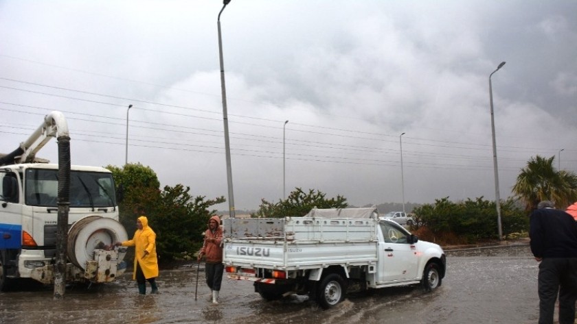   سقوط أمطار غزيرة  بكفر الشيخ والمحافظ يتفقد الشوارع