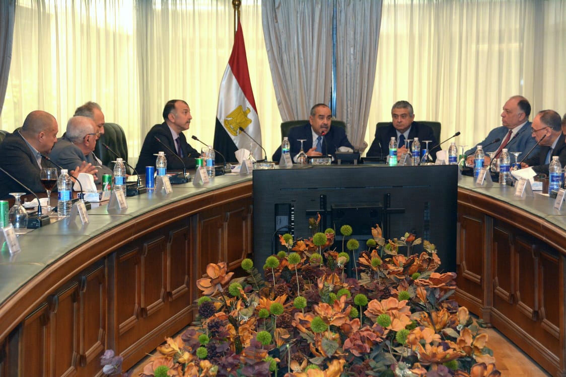   وزير الطيران المدني يبحث أوضاع شركات الطيران المصرية الخاصة