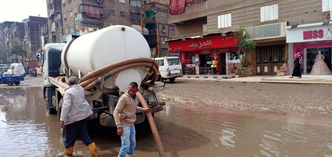   لليوم الثالث.. استمرار عمليات شفط تراكمات مياه الأمطار بشوارع القليوبية 
