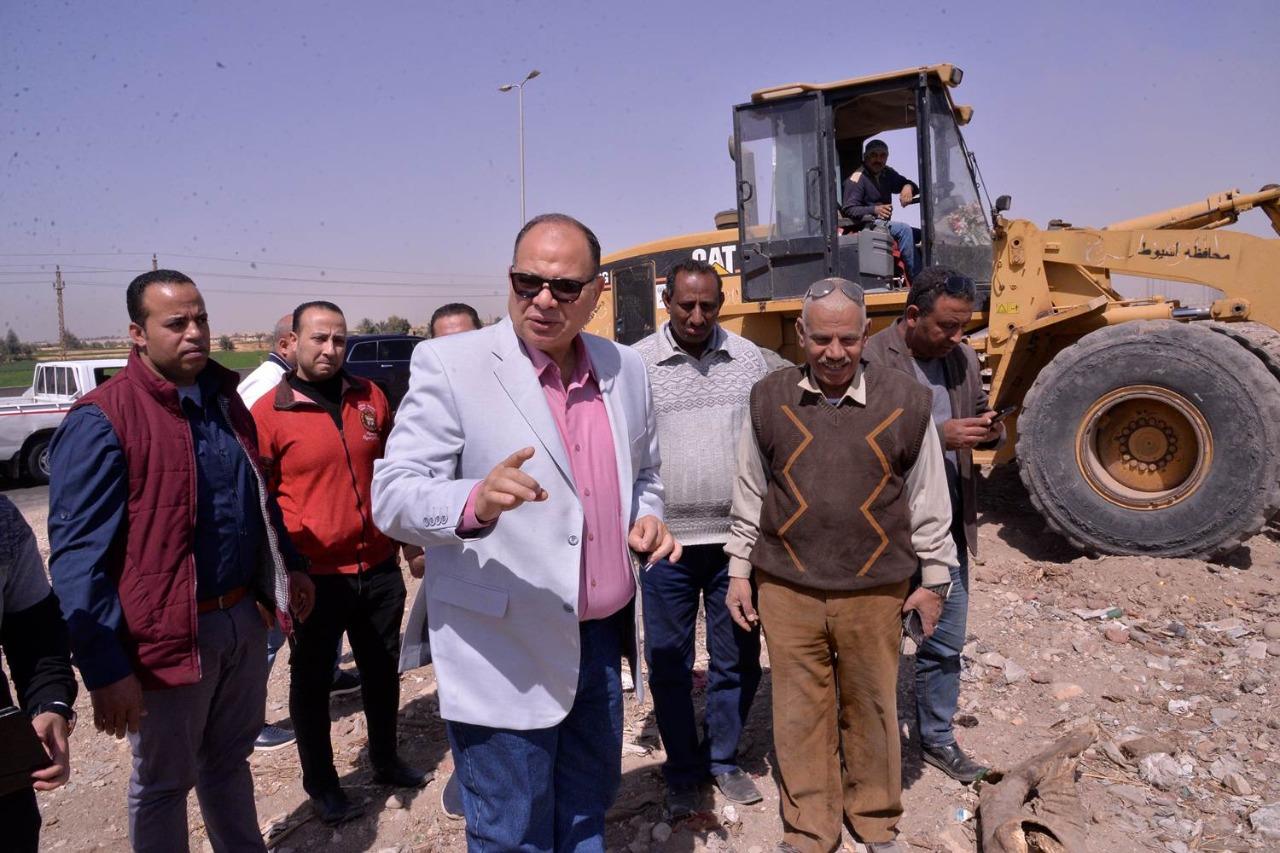   محافظ أسيوط يترأس حملة الانقاذ السريع لرفع مخلفات البناء من جانبي الطريق الصحراوي بالفتح
