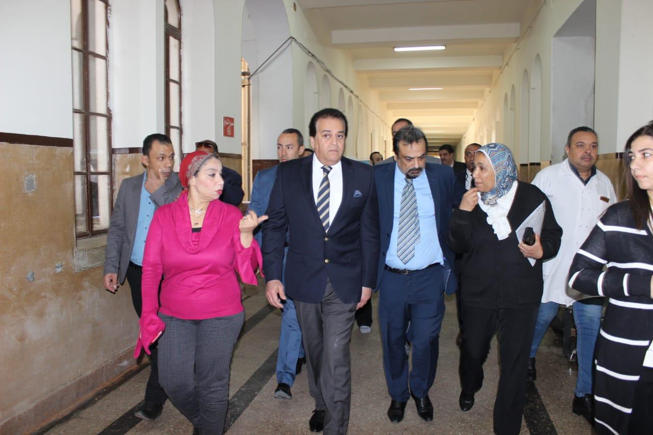   وزير التعليم العالي يتفقد مستشفى قصر العيني وعيادات الطلاب بجامعة القاهرة للاطمئنان على تنفيذ خطة التعامل مع«كورونا»