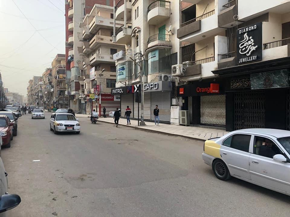   محلات كفر الشيخ تلتزم بالإغلاق فى وقت الحظر والمحافظ يشيد بأصحابها