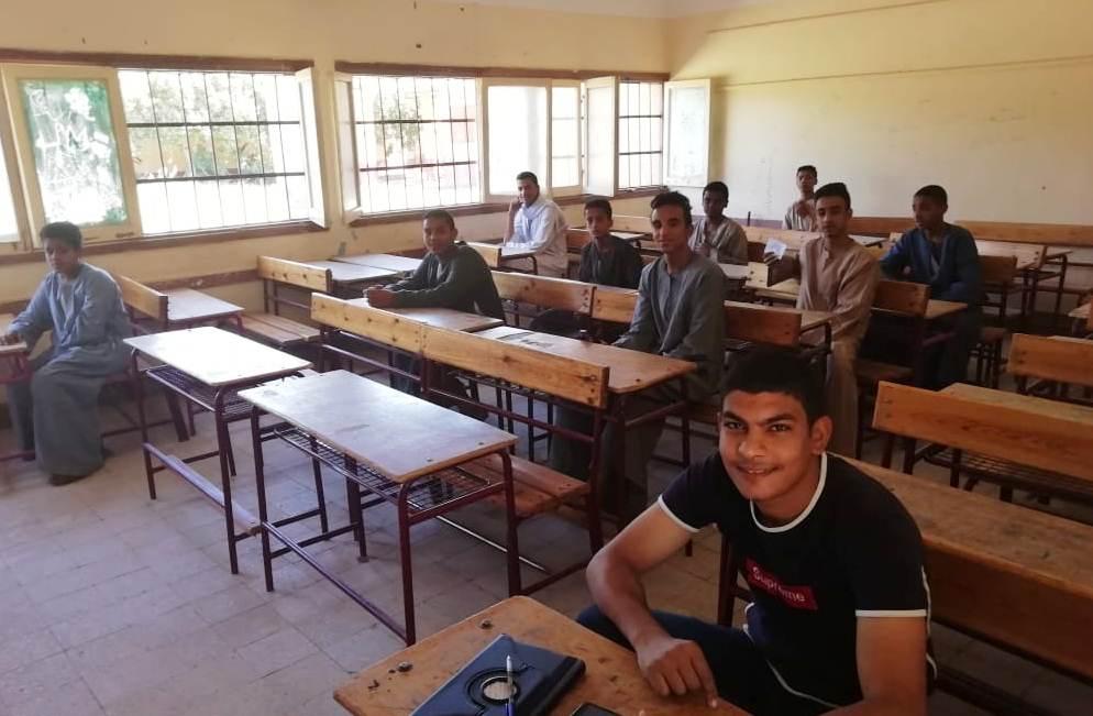   محافظ أسوان يوجه بتوزيعها داخل الفصول وأفنية المدارس