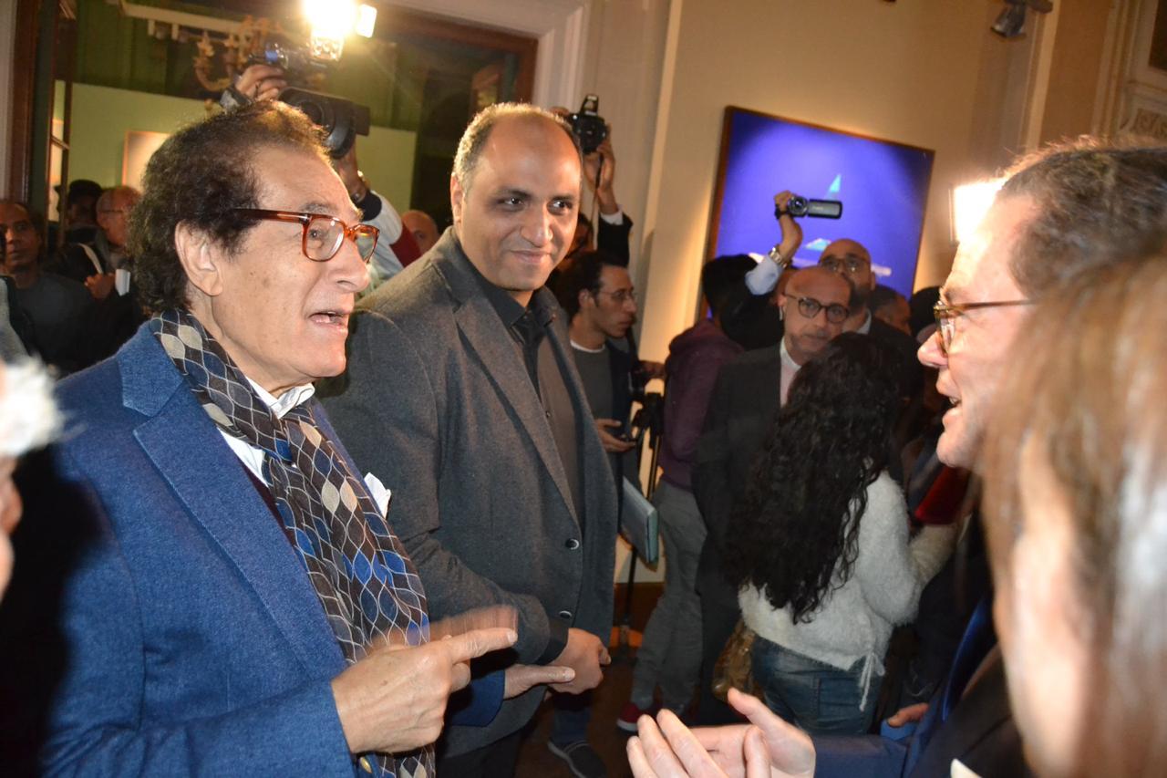  سفير فرنسا بالقاهرة يبدى إعجابه بلوحات فاروق حسنى ويطلب إقامة معرض له بباريس 