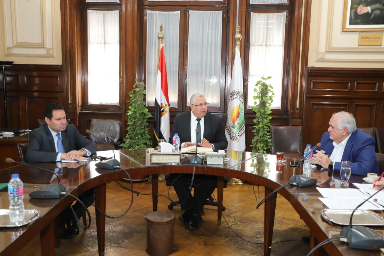   وزير الزراعة يبحث تداعيات أزمة فيروس كورونا على الصادرات الزراعية المصرية 