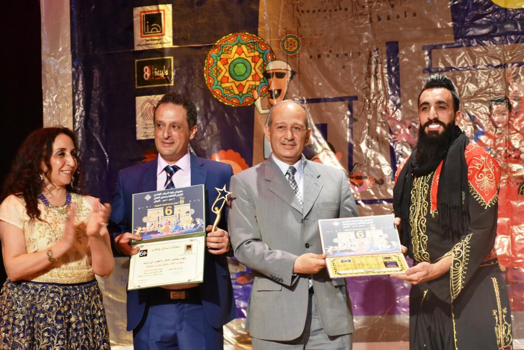   السكرتير العام لمحافظة أسوان يشهد ختام مهرجان طيبة الدولى السادس للفنون التلقائية ومسرح الطفل