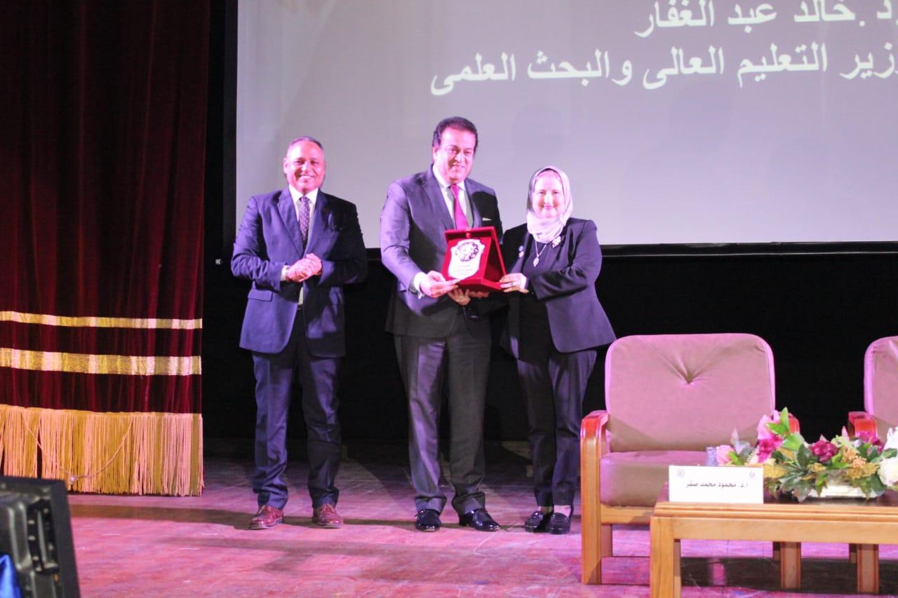   وزير التعليم العالي يفتتح المؤتمر الأول للجنة المرأة فى العلوم 