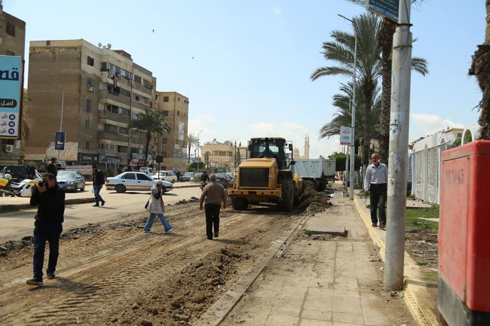   محافظ كفر الشيخ يتابع أعمال البدء رصف طرق وتمهيد شارع عبد الهادى راضى