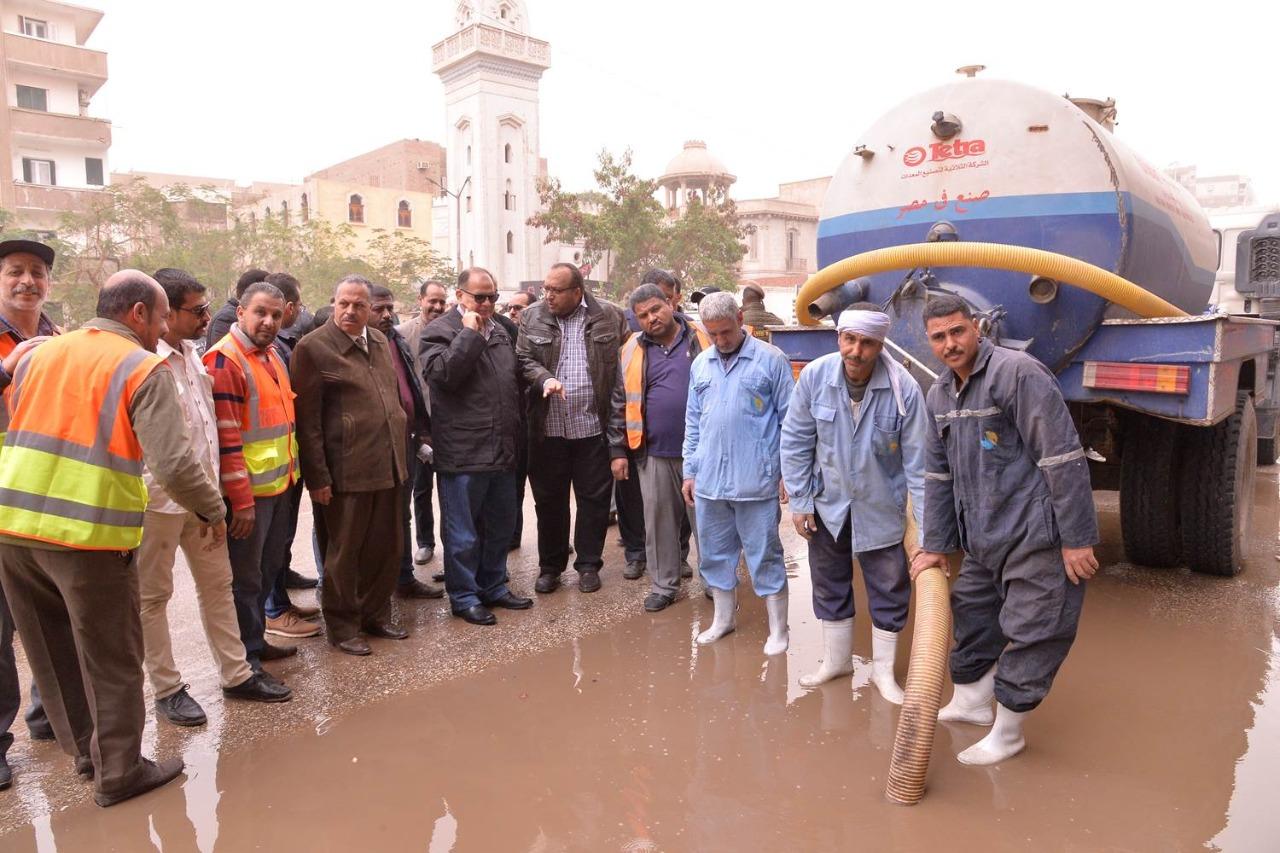   بالصور ||محافظ أسيوط يجري جولة ميدانية لمتابعة أعمال إزالة آثار مياه الأمطار من الشوارع