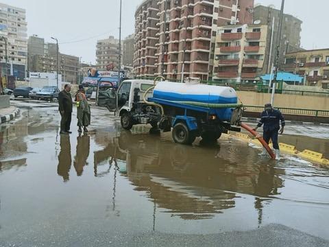   محافظ أسيوط :سقوط أمطار متوسطة على أغلب القرى والمراكز وحملات لشفط تجمعات المياه من الشوارع وأسفل الأنفاق 