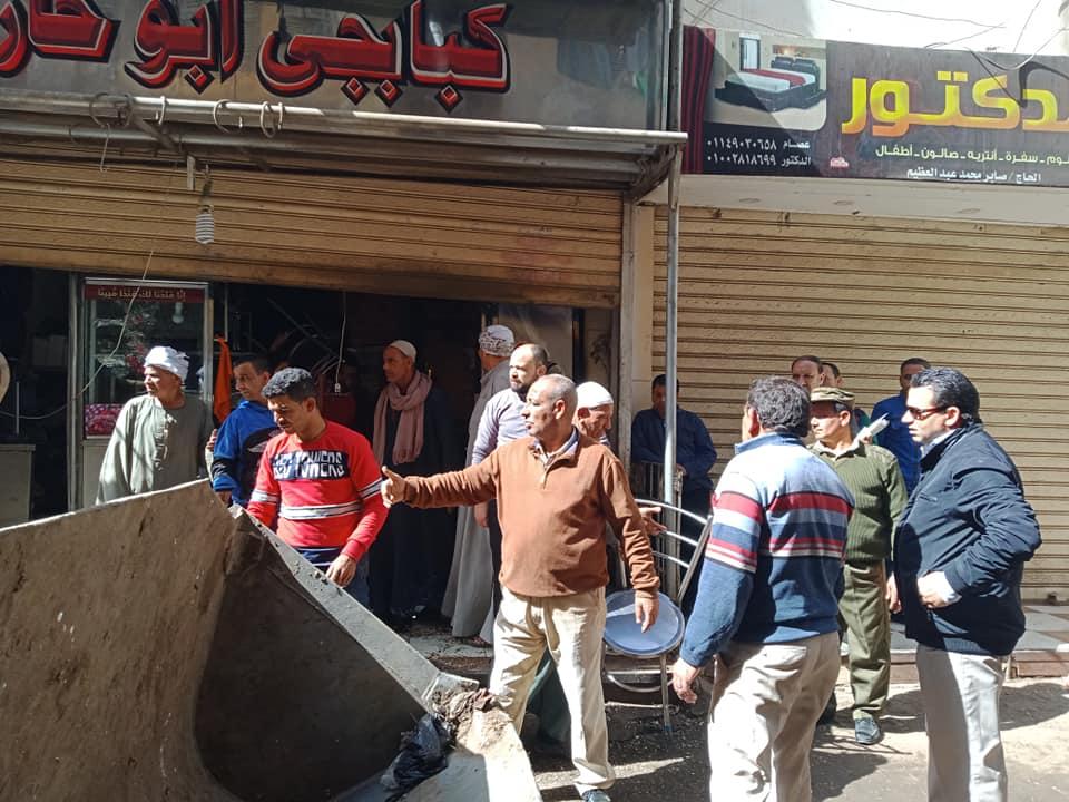   إزالة 425 حالة تعدي وإشغالات من شوارع مدينة الفشن ببني سويف
