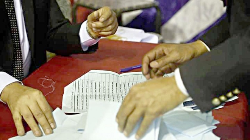   عاشور يتقدم بفارق صوتين على عطية في 7 لجان بانتخابات المحامين