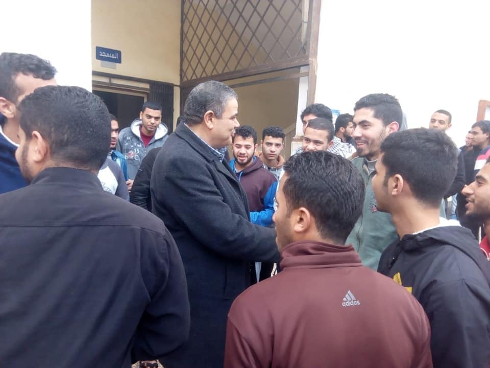   صور| رئيس جامعة كفر الشيخ يطمئن على طلاب المدن الجامعية:نوفر أدوات الحماية