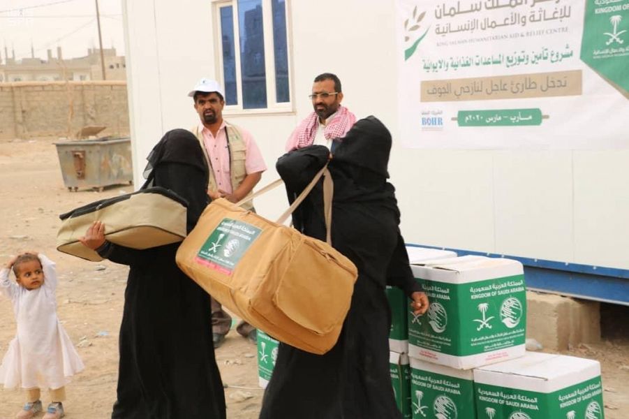   مركز سلمان للإغاثة يواصل توزيع حقائب إيوائية للنازحين من صعدة إلى مأرب