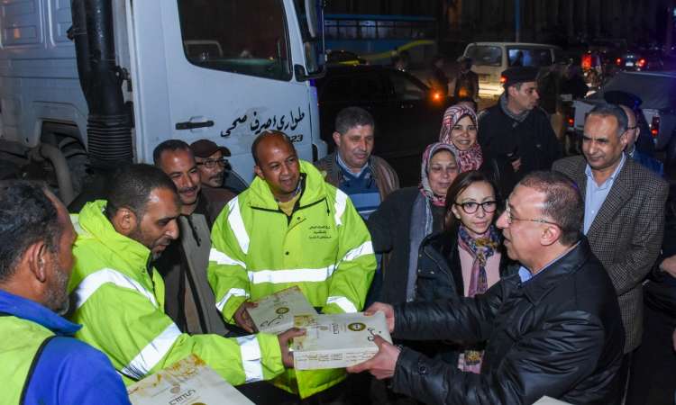 بعد نهاية يوم شاق وطويل.. هذا ما فعله محافظ الإسكندرية مع رجال الصرف الصحي والنظافة والأحياء و المرافق