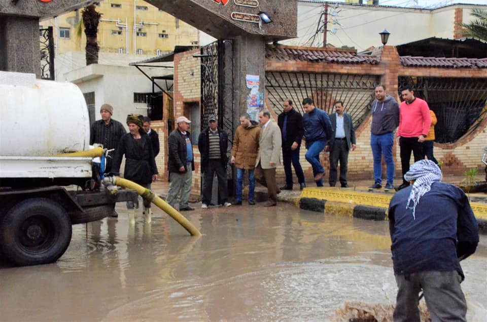   محافظ كفر الشيخ يتابع أعمال كسح مياه الأمطار والقوات المسلحة تدفع بمعدات للمشاركة