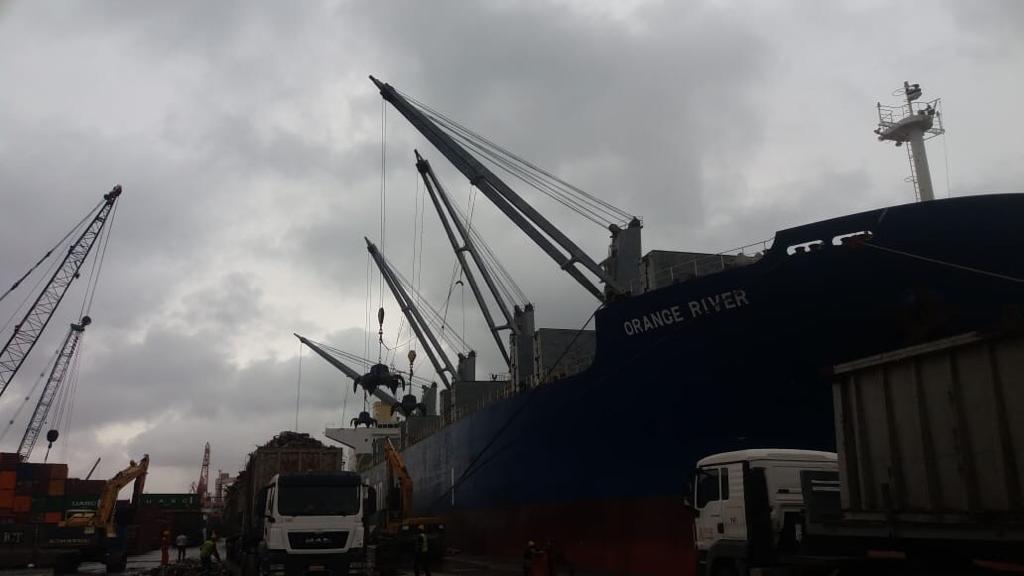   رئيس ميناء الإسكندرية يتابع انتظام العمل وموقف حركة السفن وأعمال الشحن والتفريغ 