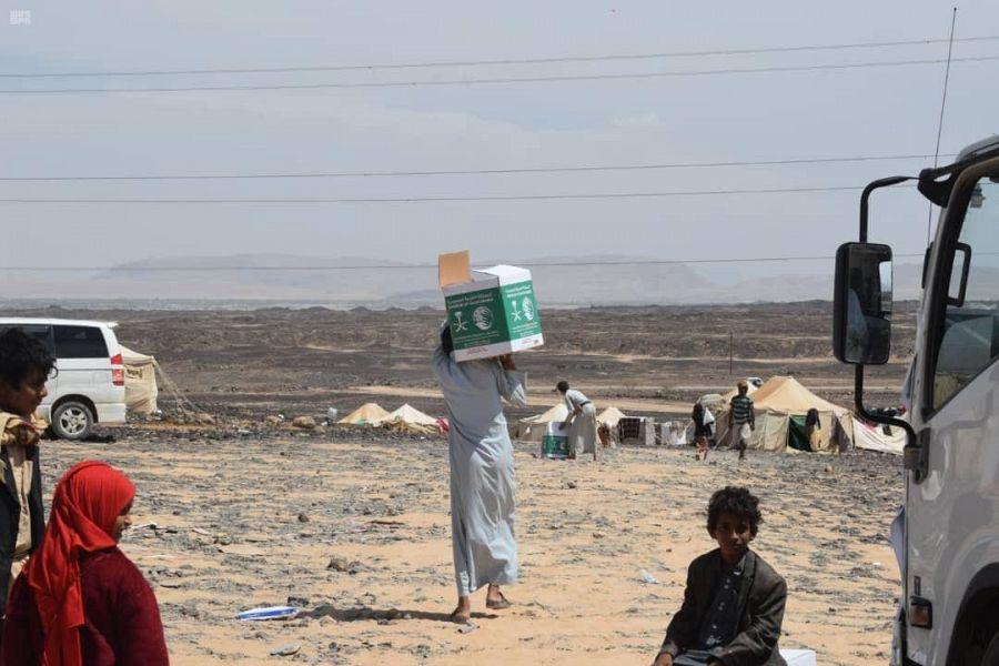   مركز الملك سلمان للإغاثة يوزع سلال غذائية في اليمن