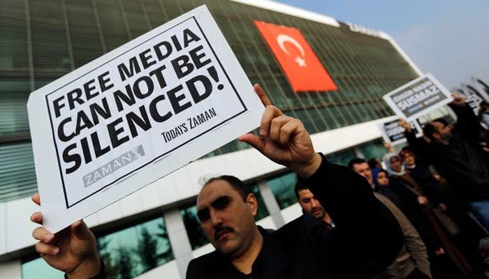   تركيا تواصل سياسة التعتيم وانتهاك حرية الصحافة والصحفيين وتحجب 12 موقعا إخباريا خارجيا